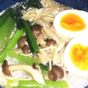 小松菜とエリンギ卵のとんこつラーメン